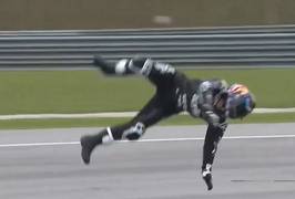 MotoGP-coureur vliegt meters door de lucht na crash in testrace