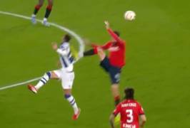 Spaanse voetballer vloert opponent met vliegende karatetrap