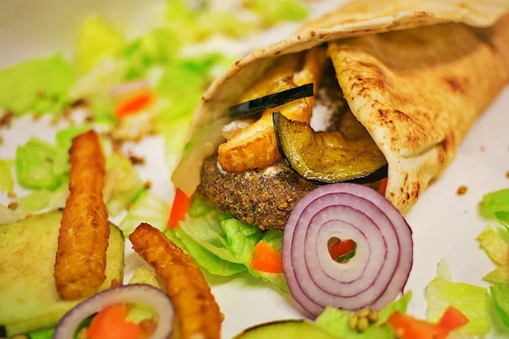 Falafel med halloumi hos Faraos Falafel vid Domkyrkan