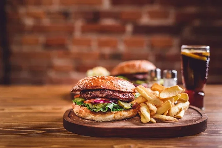 Oklahoma Onion-Burger med pommes hos WING HOUSE i Södertälje