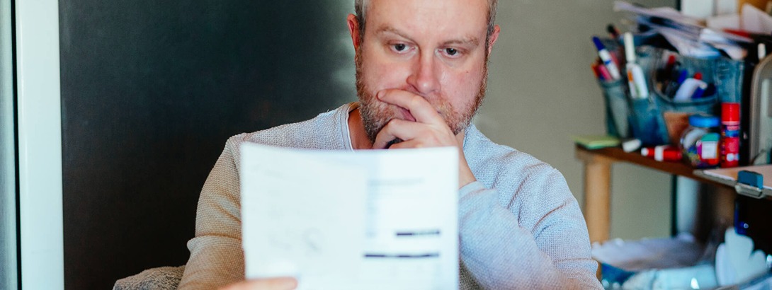 Mann schaut auf Papier