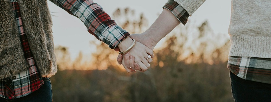 2 Personen halten ihre Hand