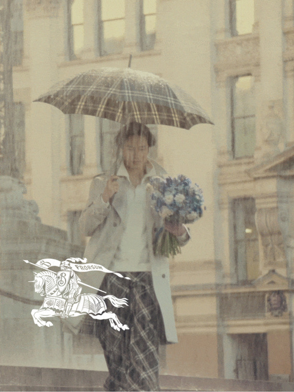 Actor Chen Kun wears the Burberry trench
