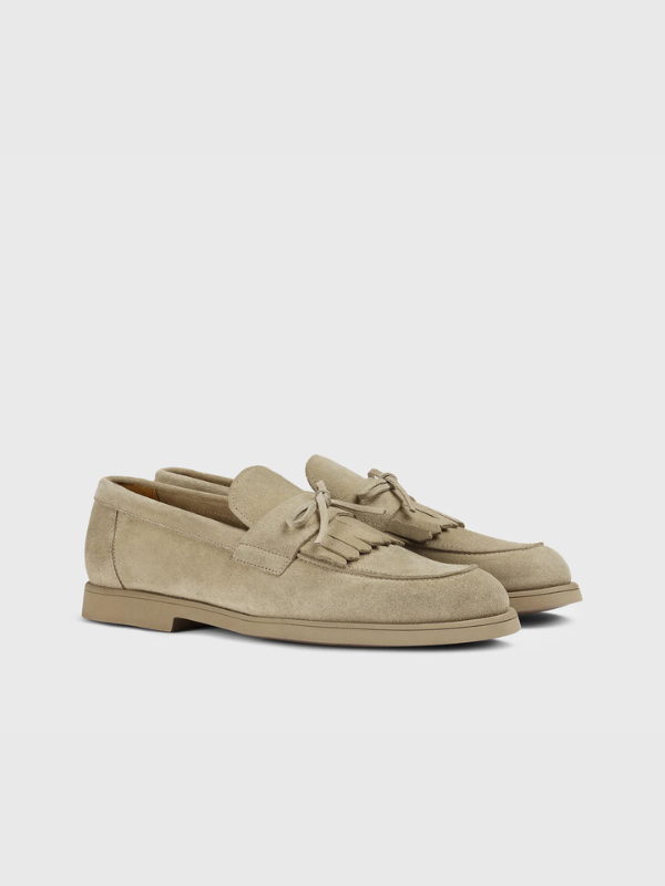 Sand-coloured suede loafer with fringe