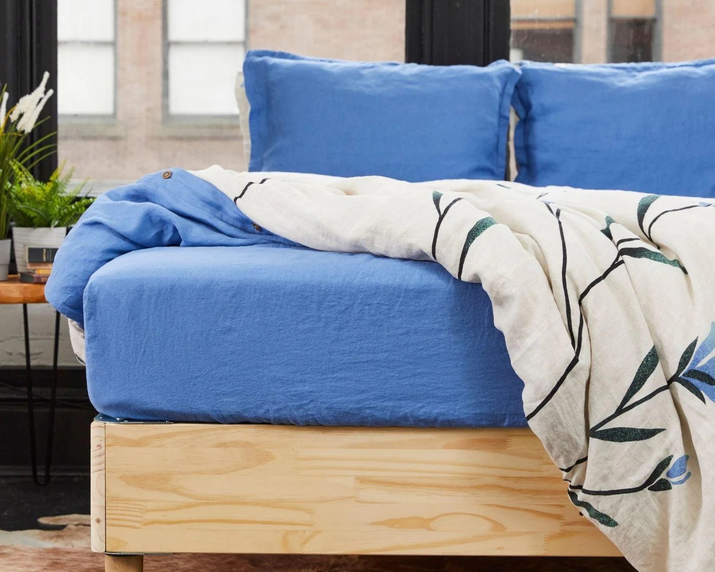 A light blue organic linen fitted sheet matching the Hørblomst design