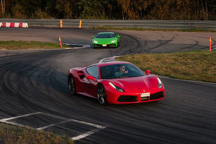 Kör Lamborghini eller Ferrari - Ge bort ett presentkort