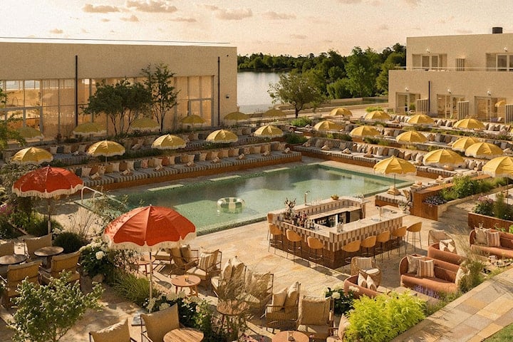 För 2: Boende, frukost & entré till Pool Club på Hjortviken Country Club
