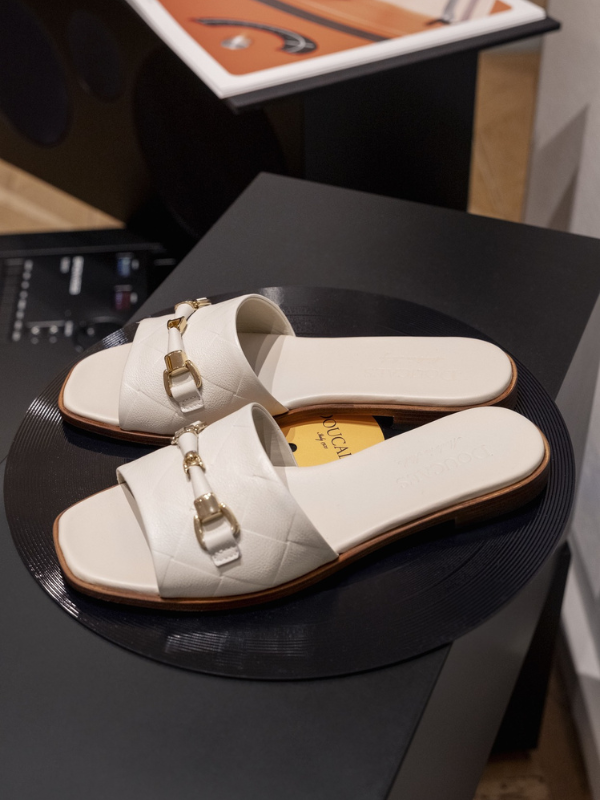 Sandalo con accessorio in metallo in pelle bianco + Brionvega