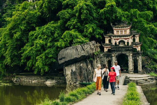 Enjoy a premium experience in Vietnam with your local guide
