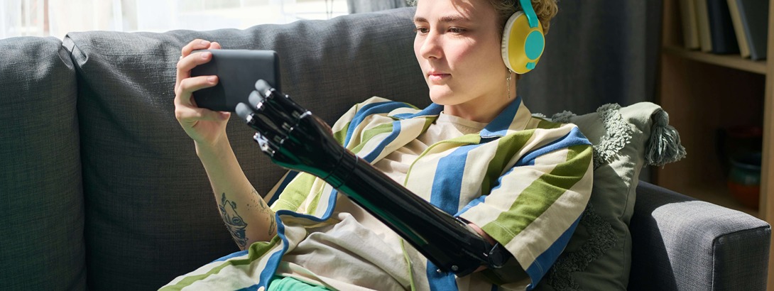 Person mit Armprothese