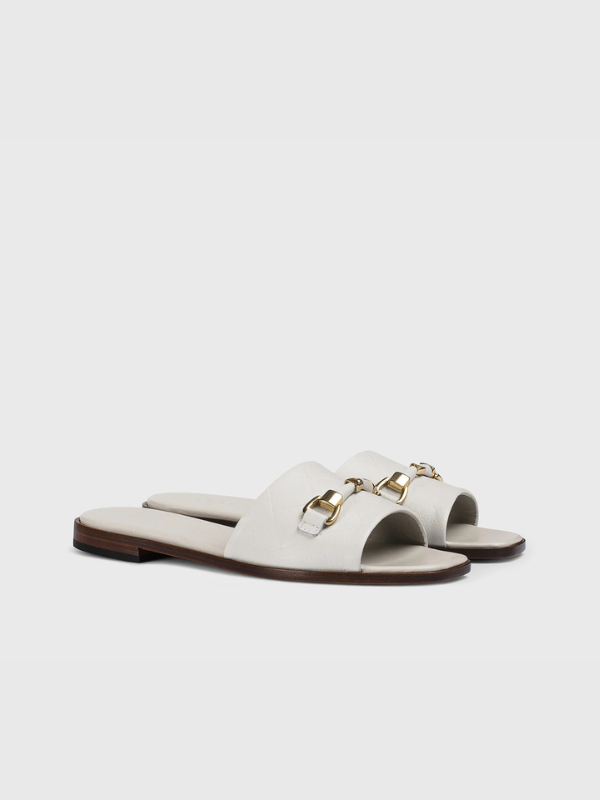 Sandalo con accessorio in metallo in pelle bianco