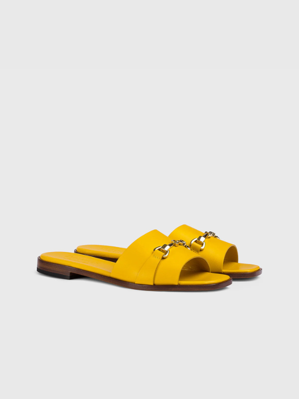 Sandalo con accessorio in metallo in pelle giallo