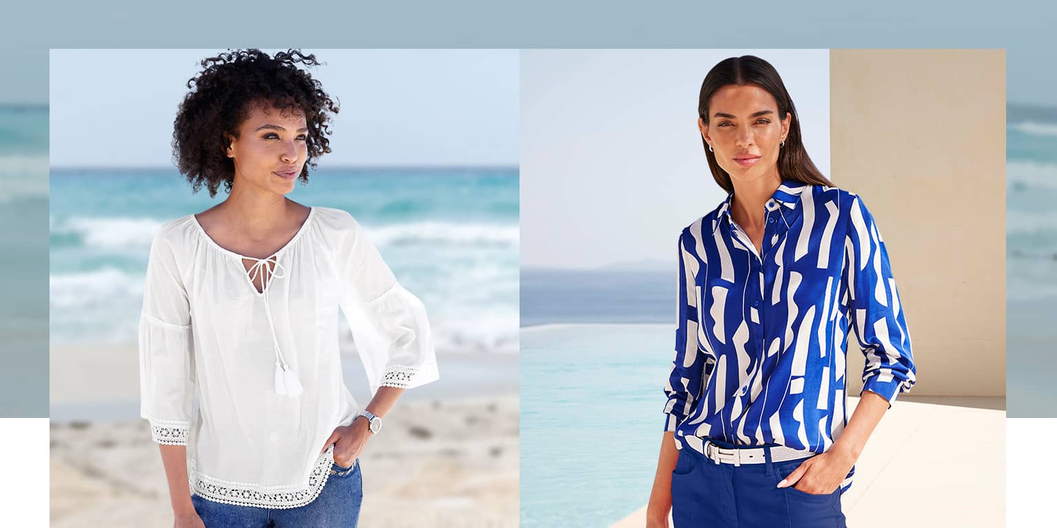 Zwei Models am Strand, eines trägt eine weiße Bluse, das andere eine blau-weiß gemusterte Bluse.