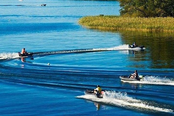 Kör gokartbåtar på sjön hos Action Center i Upplands Väsby