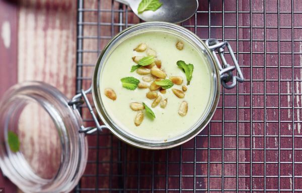 Soupe froide de concombre au yaourt et à la menthe