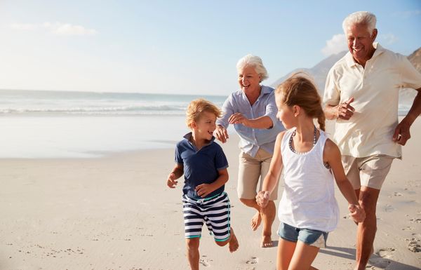Cadeaux, placements, logement... Voici comment vous pouvez aider vos petits-enfants