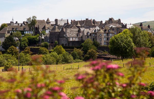 Au cœur du Cantal, ce  Plus beau village de France  séduira gastronomes et amoureux du patrimoine