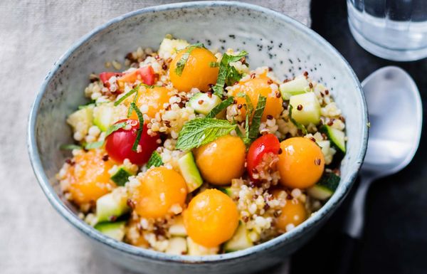 Salade de quinoa au melon, courgette et menthe