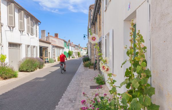 Clocher iconique, marais, ruelles fleuries... Ce joyau de l’île de Ré est l’un des "plus beaux villages de France"