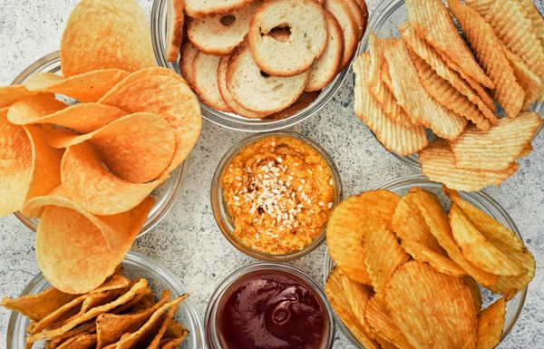 Voici les meilleurs gâteaux apéritif pour l'été selon l'application Yuka