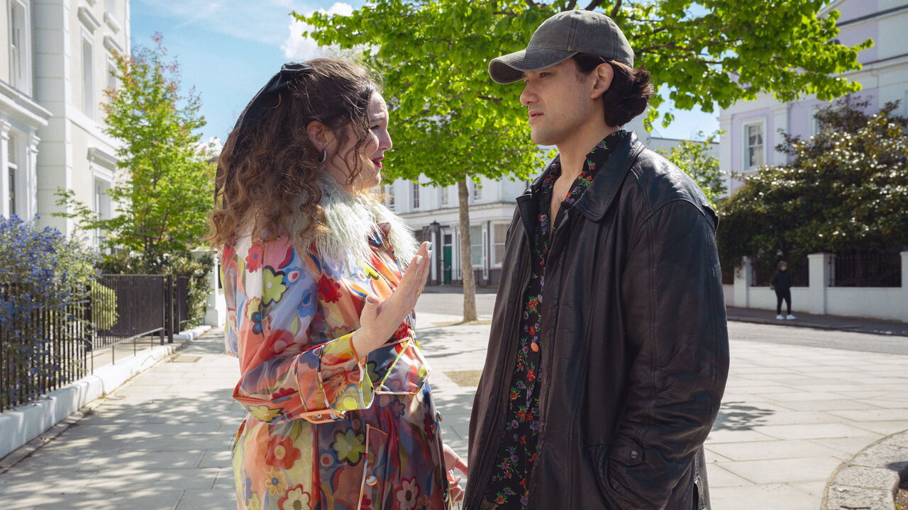 Jessica (Megan Stalter) and Felix (Will Sharpe) on a London street. 
