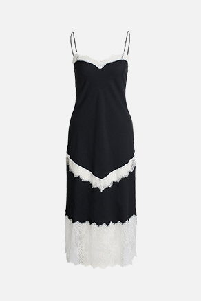 Schwarzes Slipdress mit weißen Spitzenakzenten