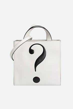 Weiße Tasche mit großem schwarzem Fragezeichen als Print