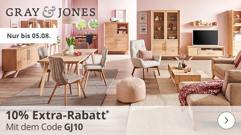 Ein Werbebanner für "GRAY & JONES" mit dem Hinweis "Nur bis 05.08.". Das Bild zeigt ein möbliertes Wohn- und Esszimmer in hellen Holztönen und sanften Farben. Zu sehen sind ein Esstisch mit Stühlen, ein Sideboard, ein Vitrinenschrank, ein Sessel, ein Couchtisch, ein Sofa und ein TV-Möbel. Eine transparente Leiste am unteren Bildrand zeigt den Text "10% Extra-Rabatt* Mit dem Code GJ10".