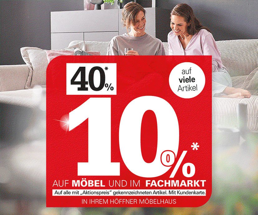Ein großer roter Werbebanner mit der Aufschrift "40% ZUSÄTZLICH 10% auf viele Artikel, auf Möbel und im Fachmarkt." Darunter steht der Hinweis "Auf alle mit „Aktionspreis“ gekennzeichneten Artikel. Mit Kundenkarte. IN IHREM HÖFFNER MÖBELHAUS." Im unscharfen Hintergrund sind zwei lächelnde Frauen auf einem hellen Sofa zu sehen.