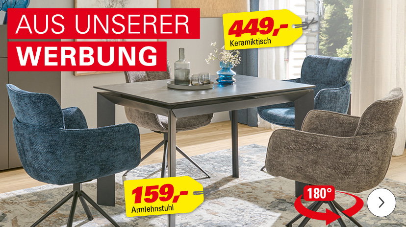 Ein Esszimmer-Arrangement mit einem dunklen Keramiktisch und vier modernen Armlehnstühlen in unterschiedlichen Farben (Blau und Braun). Rote Banner mit weißer Schrift zeigen "AUS UNSERER WERBUNG" und Preisschilder "449,- Keramiktisch" und "159,- Armlehnstuhl". Ein rotes Symbol kennzeichnet 180° Drehbarkeit.