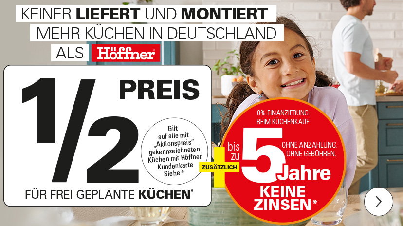 Anzeige von Höffner für Küchenangebote. Links steht groß „1/2 Preis für frei geplante Küchen*“ mit einem Hinweis, dass dies für mit „Aktionspreis“ gekennzeichnete Küchen mit Höffner Kundenkarte gilt. Darüber steht: „Keiner liefert und montiert mehr Küchen in Deutschland als Höffner“. Rechts daneben ein roter Kreis mit der Aufschrift „Zusätzlich bis zu 5 Jahre keine Zinsen* – 0 % Finanzierung beim Küchenkauf, ohne Anzahlung, ohne Gebühren“. Im Hintergrund sieht man ein lachendes Mädchen und einen Mann in einer modernen Küche. 