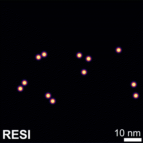 Animated transition between two images that compare two imaging techniques. With DNA-PAINT imagining, sugars on a cell surface are shown as large, blurry blobs of orange and purple. With RESI imaging, the dots are small and in sharp focus at sub-nanometre resolution.