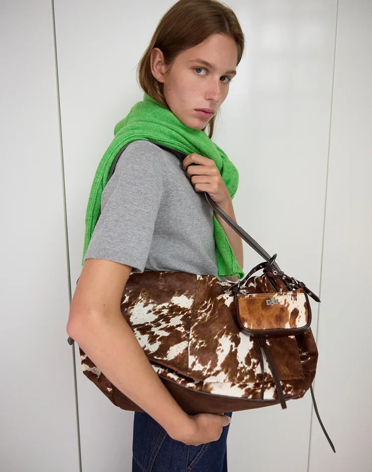 Shoulder bag in leather with fur