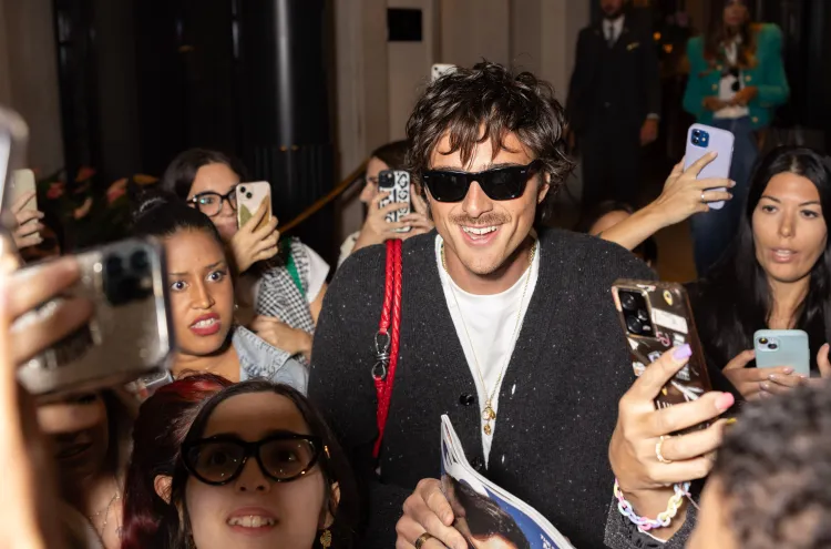 Jacob Elordi mobbed by fans and their phones