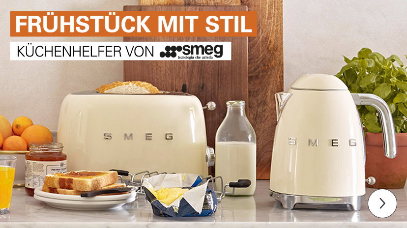 Ein Werbefoto, das eine cremefarbene SMEG-Küchenkollektion zeigt. Im Mittelpunkt stehen ein Toaster und ein Wasserkocher. Drumherum liegen Frühstücksutensilien wie Toast, Saft und Marmelade. Der Text im oberen Bereich lautet: „Frühstück mit Stil“ und „Küchenhelfer von Smeg“.
