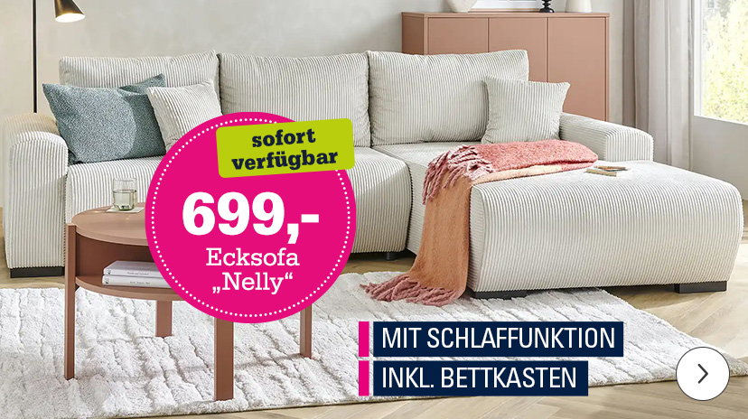 Ein großes Werbebild für ein Ecksofa namens Nelly. Das helle, gerippte Sofa steht auf einem weißen flauschigen Teppich. Auf der Chaiselongue des Sofas liegt eine hellrosa Decke. Ein großer pinker Kreis mit der Aufschrift „699,- Ecksofa 'Nelly' sofort verfügbar“ ist über dem Sofa platziert. Unten rechts im Bild sind zwei pinke, hervorstechende Rechtecke mit weißer Schrift zu sehen: „MIT SCHLAFFUNKTION“ und „INKL. BETTKASTEN“.