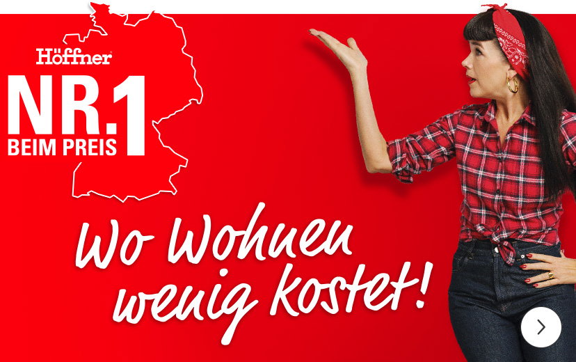 Ein roter Werbebanner mit dem Umriss von Deutschland. Auf dem Banner steht der Text "Höffner NR. 1 BEIM PREIS" und "Wo Wohnen wenig kostet!". Eine Frau im Stil einer Pin-up-Ära mit einer roten, karierten Bluse und einem roten Kopftuch steht daneben und gestikuliert mit der Hand.