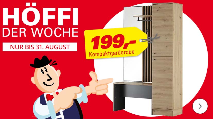 Ein rotes, quadratisches Werbebild von Höffner. Darauf ist das gezeichnete Maskottchen "Höffi" zu sehen, das auf eine Kompaktgarderobe zeigt. Die Garderobe ist aus hellem Holz und hat einen Spiegel, eine Kleiderstange und einen Sitzbereich. Ein großes gelbes Preisschild mit der Aufschrift „199,- Kompaktgarderobe“ hängt an der Garderobe. Im oberen Bereich des Bildes steht in weißer Schrift „HÖFFI DER WOCHE“ und „NUR BIS 31. AUGUST“.