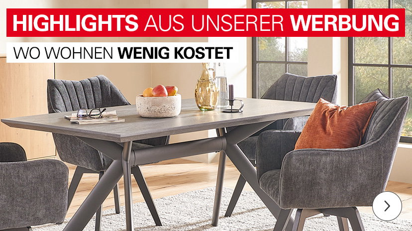 Ein Bild von einer modern eingerichteten Essecke. Im Vordergrund steht ein grauer Esstisch mit sechs bequemen, grauen Schalenstühlen. Eine Obstschale mit Äpfeln steht auf dem Tisch. Im Hintergrund ist ein Fenster mit viel Tageslicht zu sehen. Oben in einem roten Balken steht in weißer Schrift „HIGHLIGHTS AUS UNSERER WERBUNG“. Darunter steht der Slogan „WO WOHNEN WENIG KOSTET“.