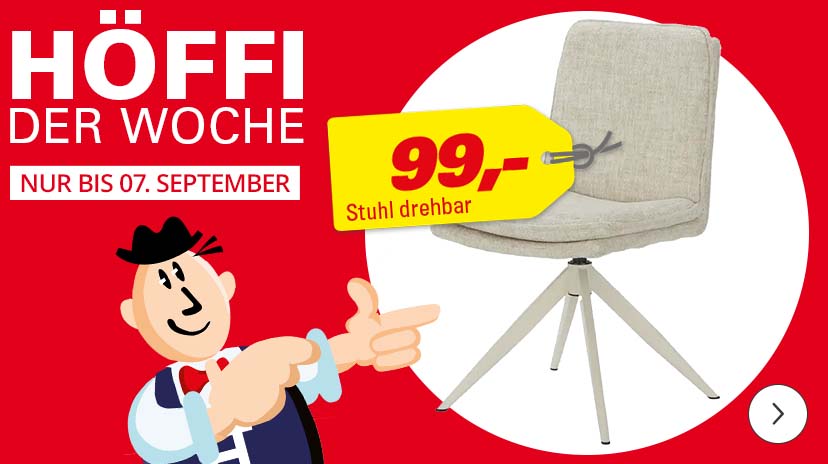 Ein rotes Bild mit dem Höffner-Maskottchen "Höffi", das auf einen hellen, drehbaren Stuhl zeigt. An dem Stuhl hängt ein großes gelbes Preisschild mit der Aufschrift „99,- Stuhl drehbar“. Im oberen Bereich des Bildes steht in weißer Schrift „HÖFFI DER WOCHE“ und „NUR BIS 07. SEPTEMBER“.