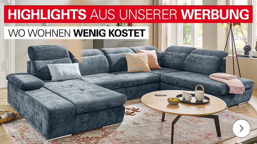 Ein Foto, das eine moderne, in Blautönen gehaltene Wohnzimmerlandschaft zeigt. Im Mittelpunkt steht ein großes Ecksofa mit verstellbaren Kopflehnen, das mit Kissen in verschiedenen Farben dekoriert ist. Vor dem Sofa steht ein runder Holztisch mit einer Dekoschale und einer Tasse. Auf dem Boden liegt ein gemusterter Teppich und im Hintergrund ist eine Stehlampe und ein Fenster zu sehen. Oben in einem roten Balken steht in weißer Schrift „HIGHLIGHTS AUS UNSERER WERBUNG“ und darunter der Slogan „WO WOHNEN WENIG KOSTET“.