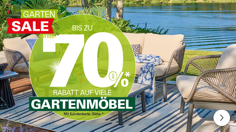 Ein großes, rotes Banner im oberen linken Eck mit der Aufschrift „GARTEN SALE“. Der Hauptteil des Bildes zeigt eine gemütliche Sitzecke mit Gartenmöbeln direkt an einem See. In der Mitte des Bildes überlagert ein großer, grüner Kreis das Bild mit der Aufschrift „BIS ZU 70% RABATT AUF VIELE GARTENMÖBEL“.