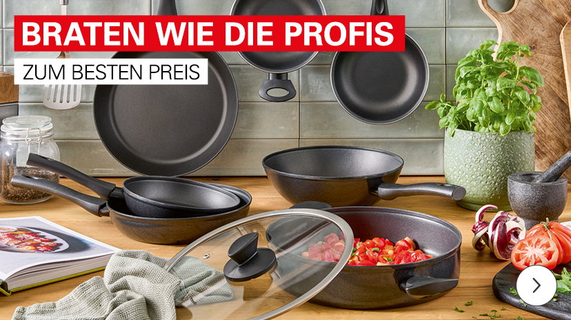 Ein Werbefoto, das eine cremefarbene SMEG-Küchenkollektion zeigt. Im Mittelpunkt stehen ein Toaster und ein Wasserkocher. Drumherum liegen Frühstücksutensilien wie Toast, Saft und Marmelade. Der Text im oberen Bereich lautet: „Frühstück mit Stil“ und „Küchenhelfer von Smeg“.
