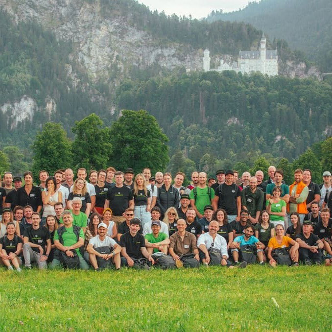 Outdooractive Team vor dem Schloss Neuschwanstein