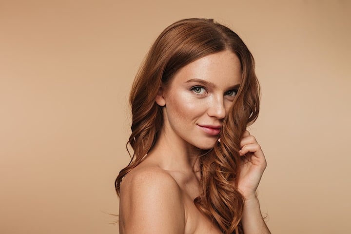 Helfarging, dameklipp, hodebunnsmassasje og styling hos Vitalbeauty Salon