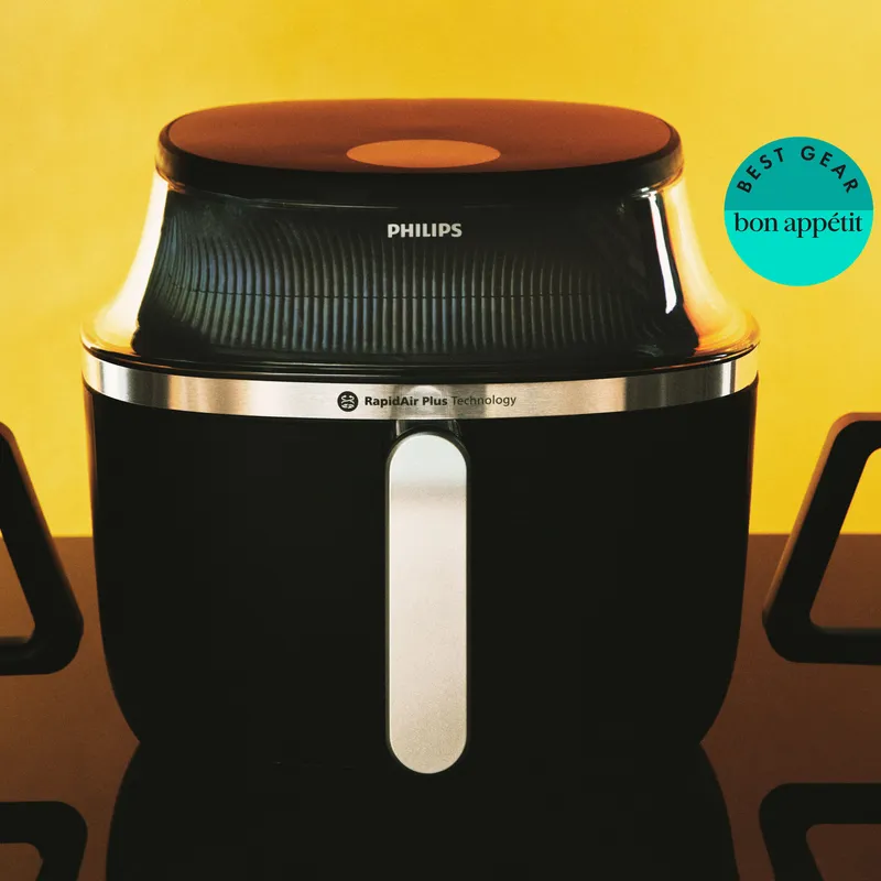 A Philips RapidAir Plus Technology Air Fryer.