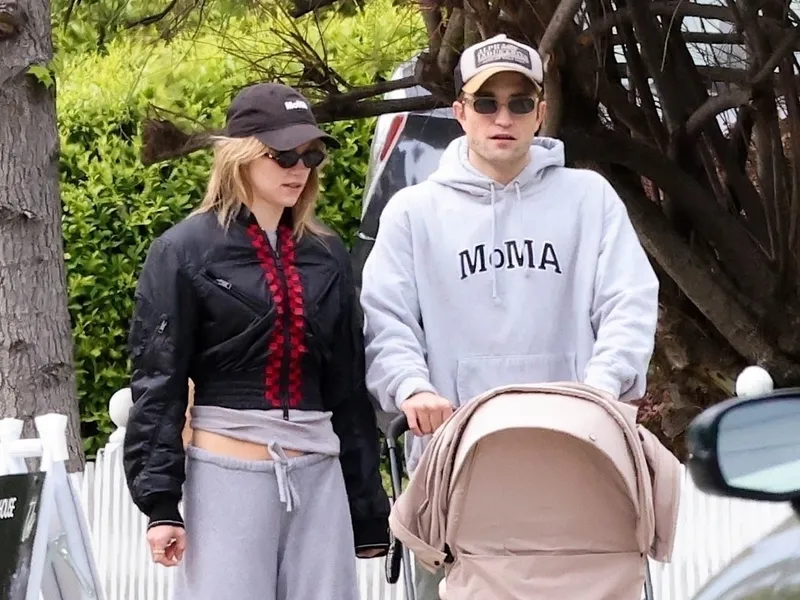 Los Angeles, CA - EXCLUSIVE - Superstar parents Robert Pattinson and Suki Waterhouse are spotted enjoying a relaxing Sunday afternoon at the park in Los Angeles with their growing baby girl.Pictured: Robert Pattinson, Suki Waterhouse