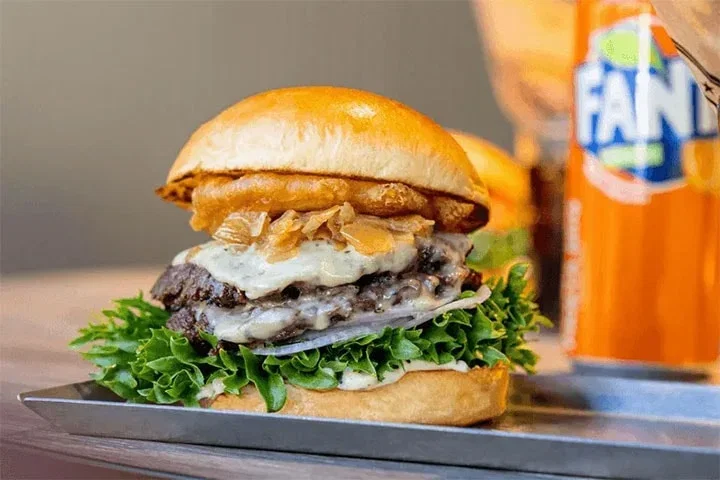Hamburgare med el. utan pommes och dryck hos Brödernas i Järva