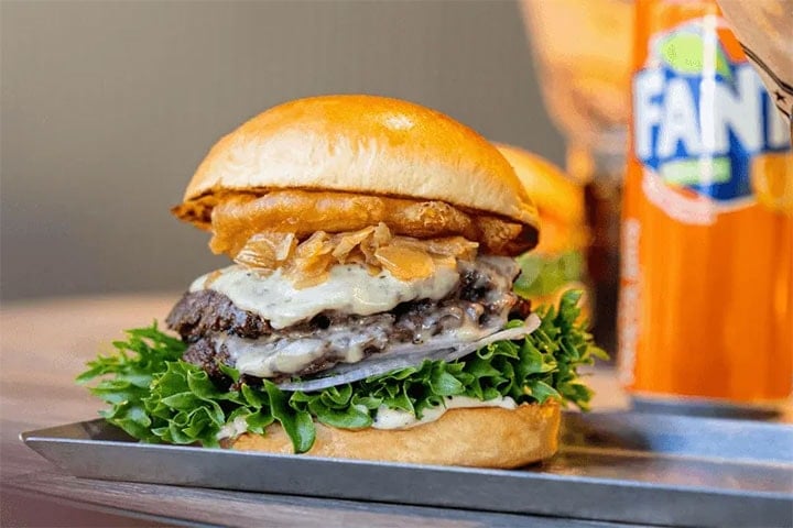 Hamburgare med el. utan pommes och dryck hos Brödernas i Bromma