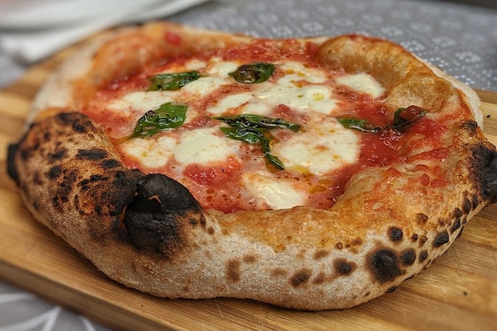 Två valfria röda pizzor hos Brödernas i Bromma